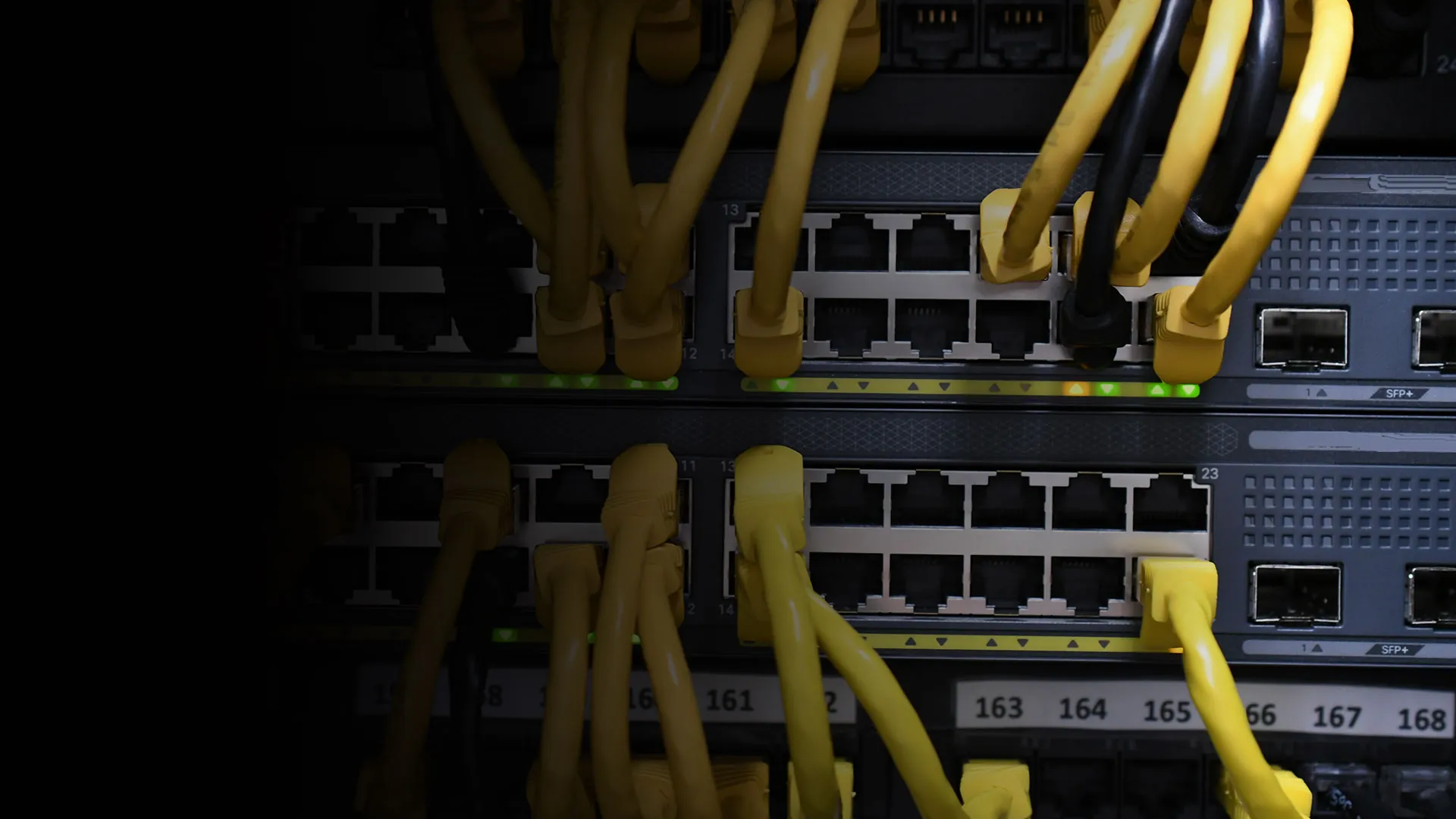 Netzwerk-Switch mit gelben Kabeln als Symbol für die technische Umsetzung von NIS2
