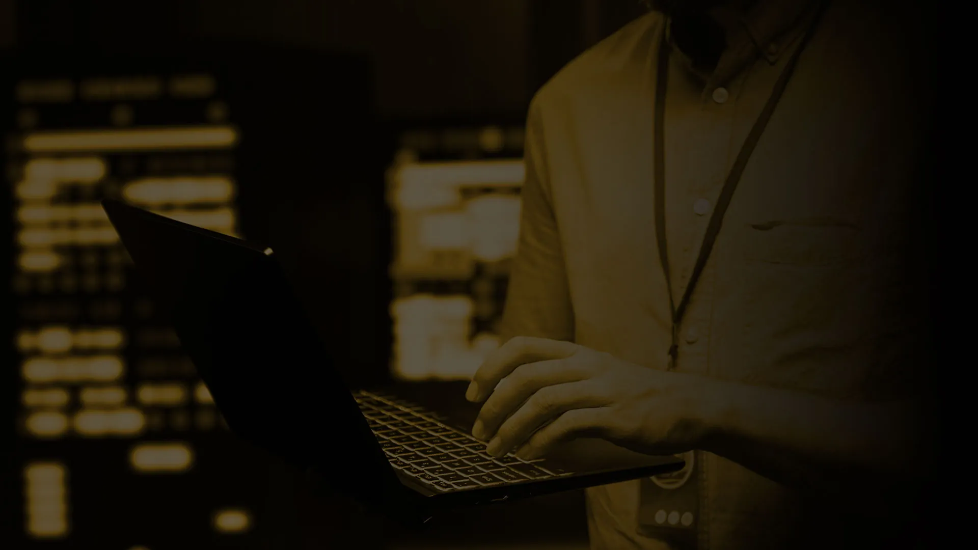 Laptop vor einer Datenwand – Sinnbild für den Einsatz von KI im Unternehmen