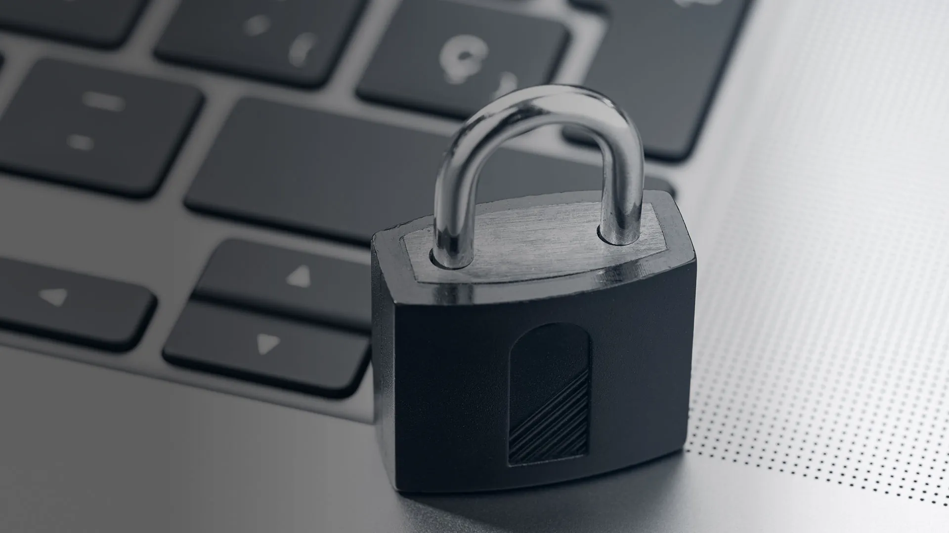 Vorhängeschloss auf einer Tastatur – Symbolbild für NIS2 und Informationssicherheit