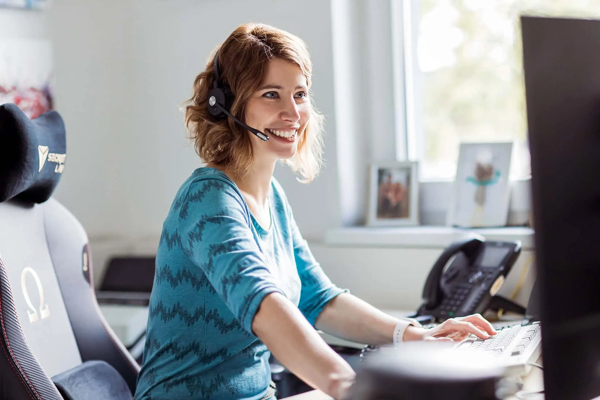 Kristina Kunz, Geschäftsführerin der DATACREW GmbH, am Helpdesk