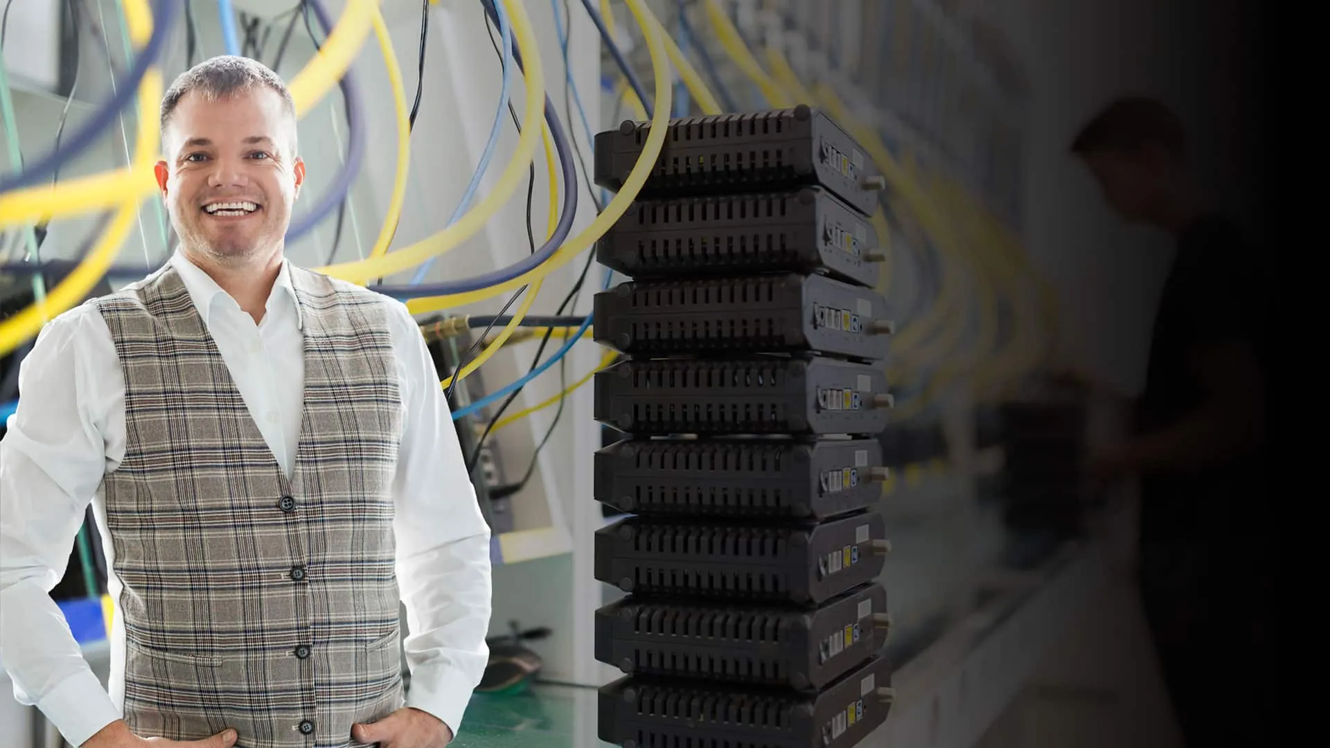 DATACREW-Techniker vor einem Netzwerkschrank